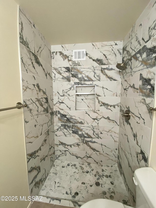 8133 E Colette Pl, Tucson, AZ 85710 - bathroom with visible vents, a tile shower, and toilet