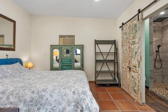 bedroom featuring a barn door