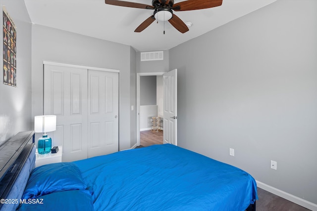 2868 N Silkie Pl, Tucson, AZ 85719 - bedroom with a closet, visible vents, wood finished floors, baseboards, and ceiling fan
