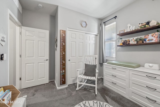 living area with dark carpet and baseboards