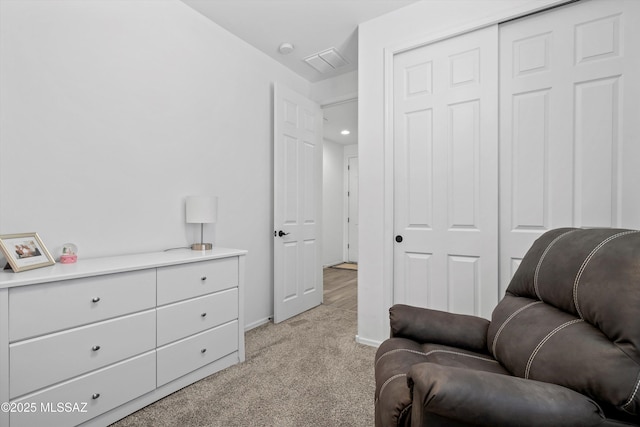 living area featuring recessed lighting, baseboards, visible vents, and light carpet