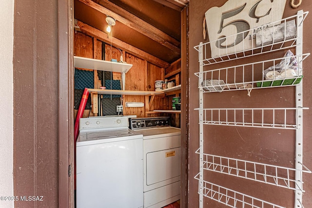 laundry room with laundry area and independent washer and dryer