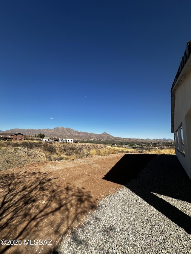 view of yard featuring a mountain view