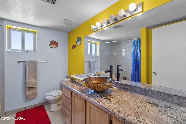full bath with toilet, tile patterned floors, visible vents, and curtained shower