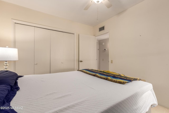 bedroom with ceiling fan, a closet, and visible vents