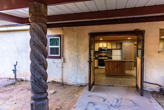 view of exterior entry with stucco siding