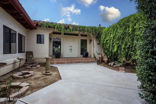 property entrance featuring stucco siding