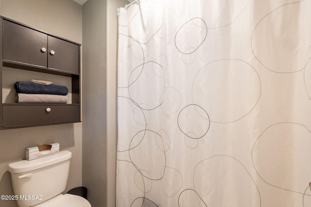 full bathroom featuring toilet and a shower with shower curtain