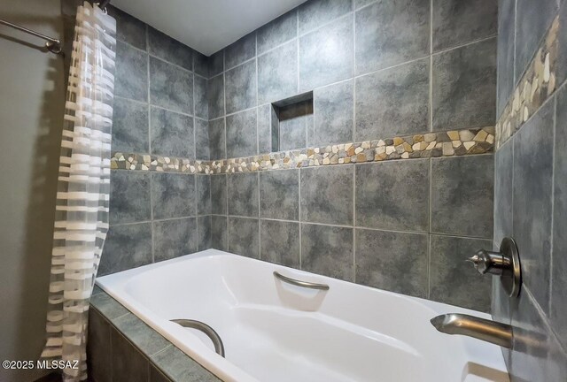 2102 E Florence Dr, Tucson, AZ 85719 - bathroom featuring tiled shower / bath combo