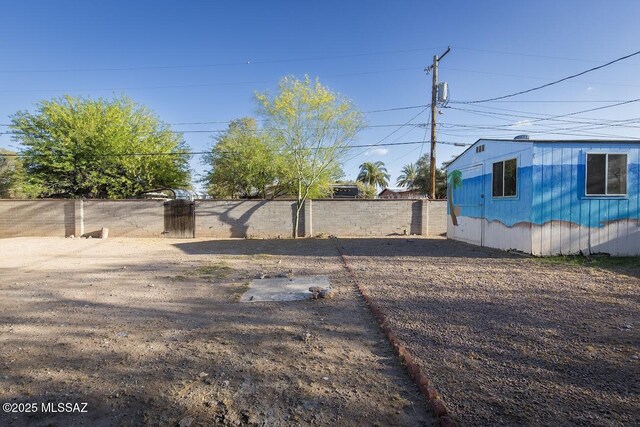 2102 E Florence Dr, Tucson, AZ 85719 - view of yard with fence