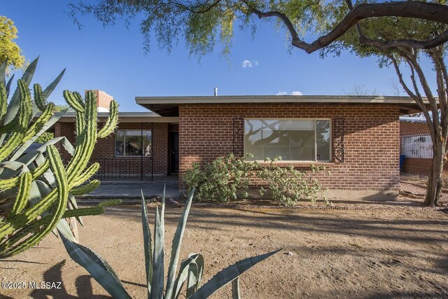 2102 E Florence Dr, Tucson, AZ 85719 - view of front of property with brick siding