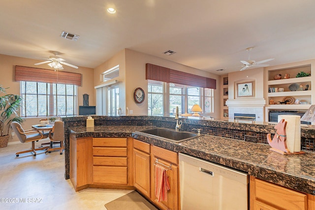 kitchen featuring visible vents, a sink, a ceiling fan, and dishwasher