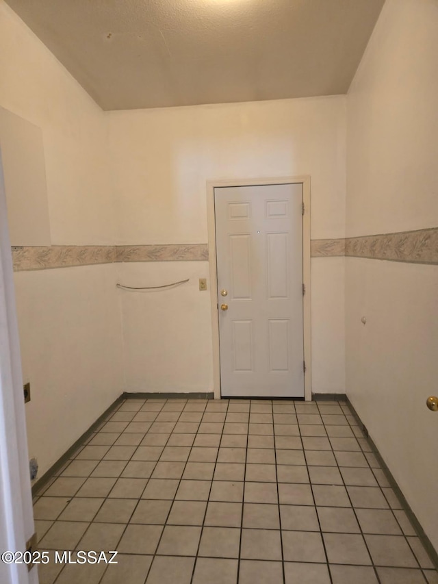 unfurnished room featuring light tile patterned floors