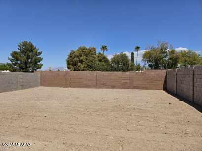 9817 E Gray Hawk Dr, Tucson, AZ 85730 - view of yard featuring a fenced backyard