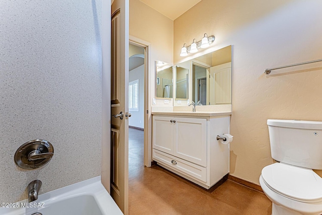 bathroom featuring baseboards, a bathtub, toilet, and vanity