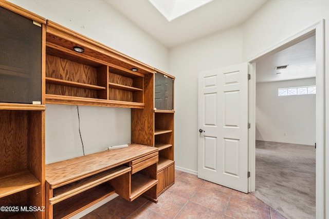 mudroom with a skylight, visible vents, and light tile patterned flooring