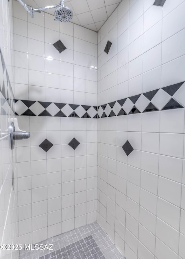 bathroom featuring a tile shower
