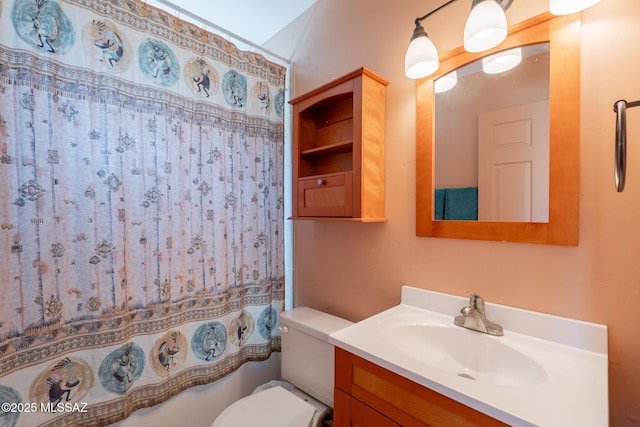 full bath with toilet, vanity, and a shower with curtain