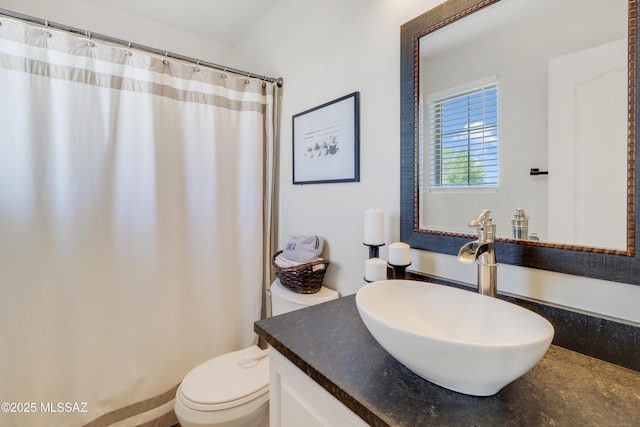 29 W Camino Rancho Viejo, Sahuarita, AZ 85629 - bathroom with vanity, toilet, and curtained shower