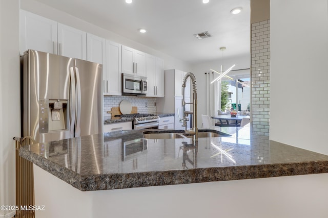 29 W Camino Rancho Viejo, Sahuarita, AZ 85629 - kitchen with stainless steel appliances, a sink, backsplash, white cabinets, and recessed lighting