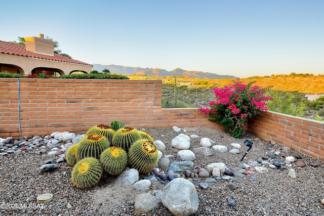 view of yard with fence and a mountain view