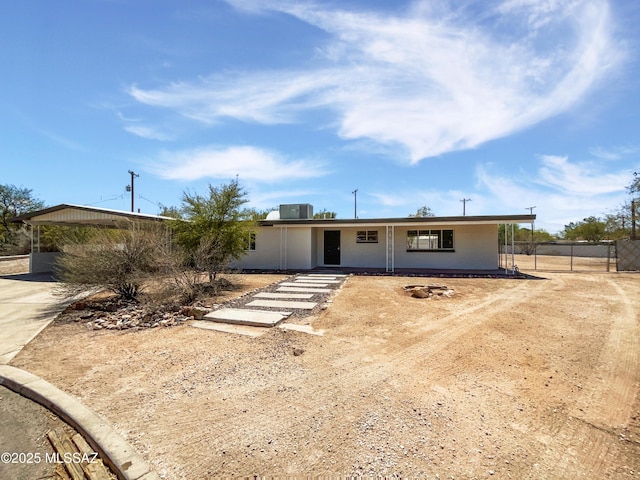 manufactured / mobile home featuring fence