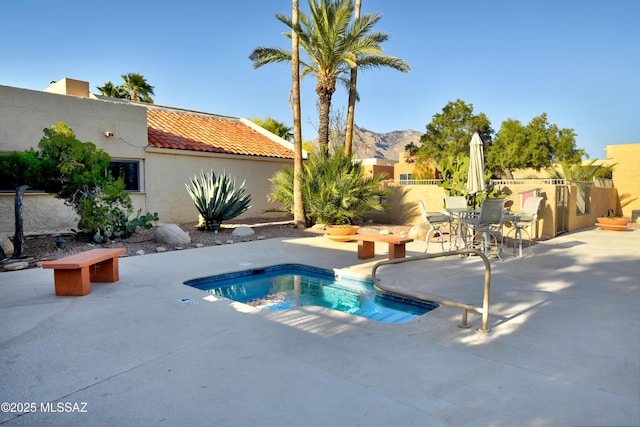 810 E Placita Leslie, Tucson, AZ 85718 - view of swimming pool featuring a patio, a mountain view, and fence