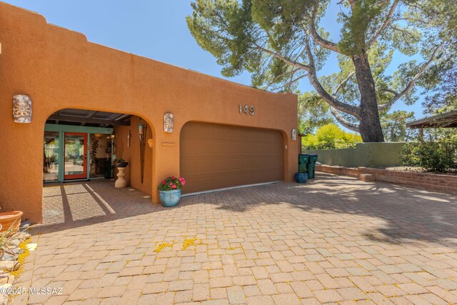 149 E Los Arcos, Green Valley, AZ 85614 - garage with decorative driveway