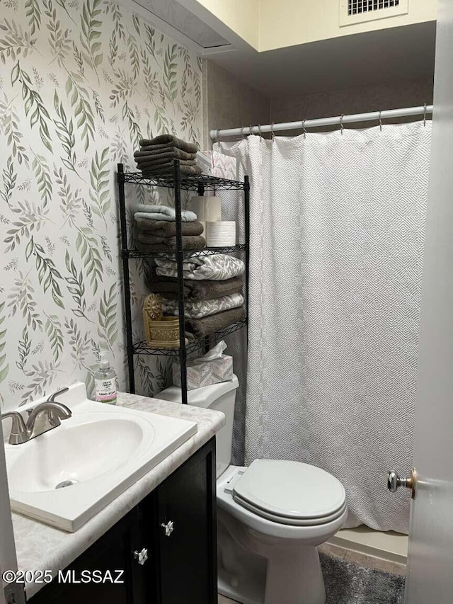 full bath with toilet, a shower with curtain, vanity, and visible vents