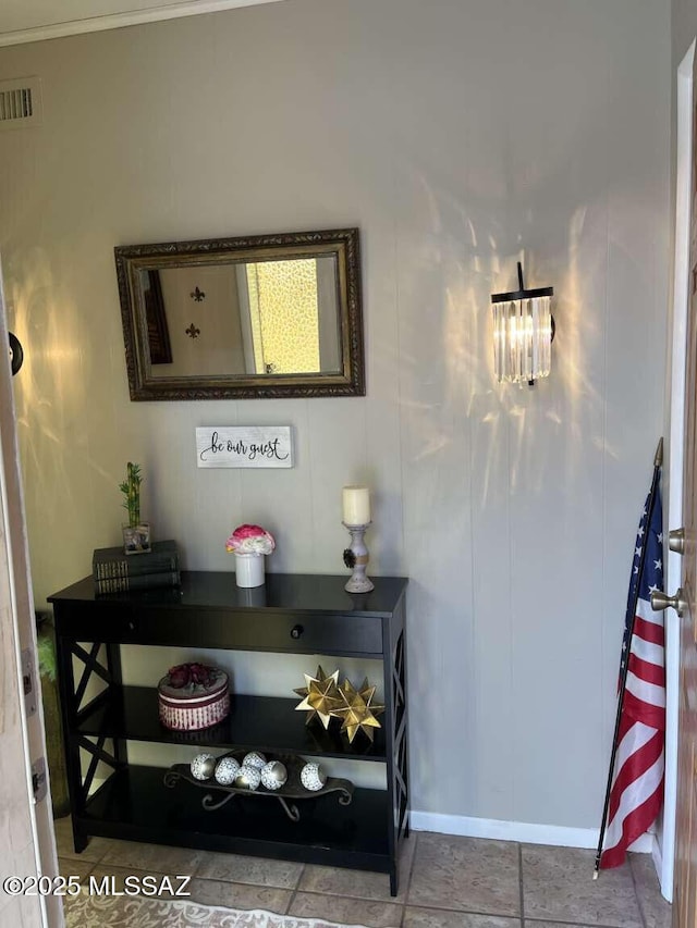 room details with crown molding, baseboards, and visible vents