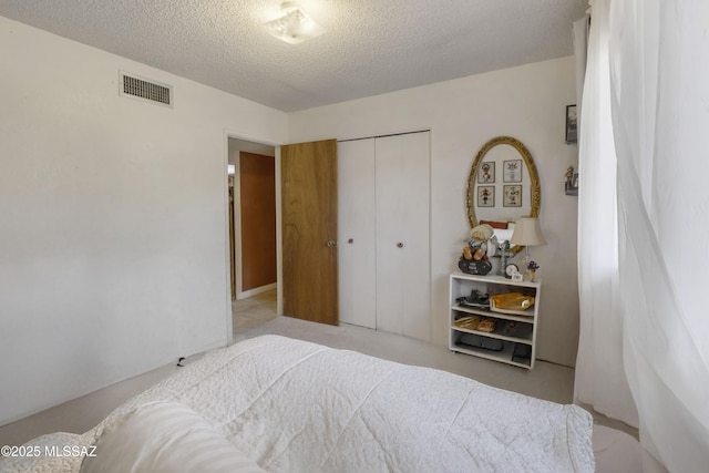 575 N Robles Rd, Oracle, AZ 85623 - bedroom with a closet and a textured ceiling