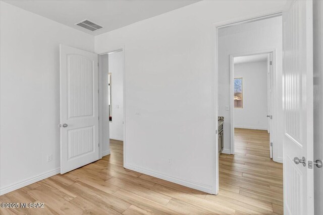 135 W Hawk Way, Amado, AZ 85645 - unfurnished bedroom featuring baseboards, light wood finished floors, a closet, and a ceiling fan