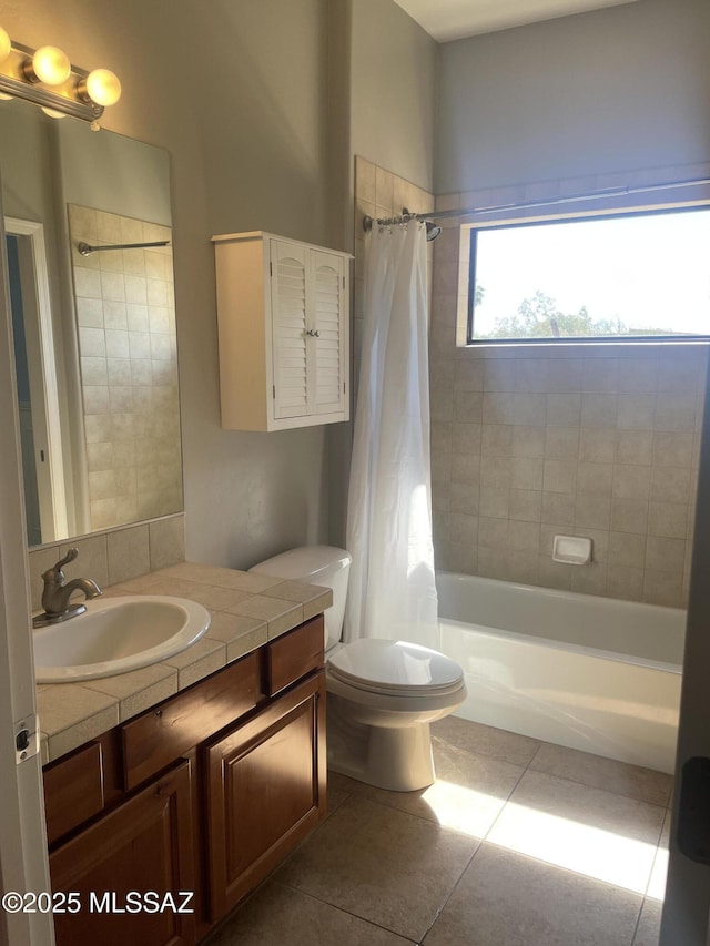 9454 E Lanterra Ct, Tucson, AZ 85710 - bathroom featuring toilet, tile patterned floors, vanity, and shower / tub combo