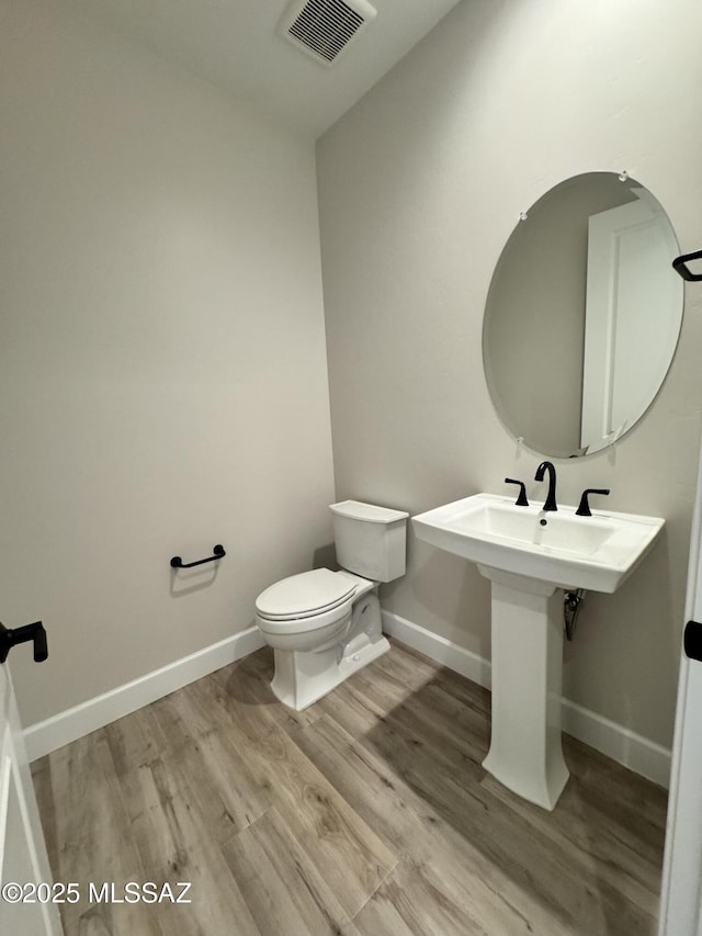 61662 E Quartzite Rd, Oracle, AZ 85623 - bathroom featuring wood finished floors, toilet, and baseboards