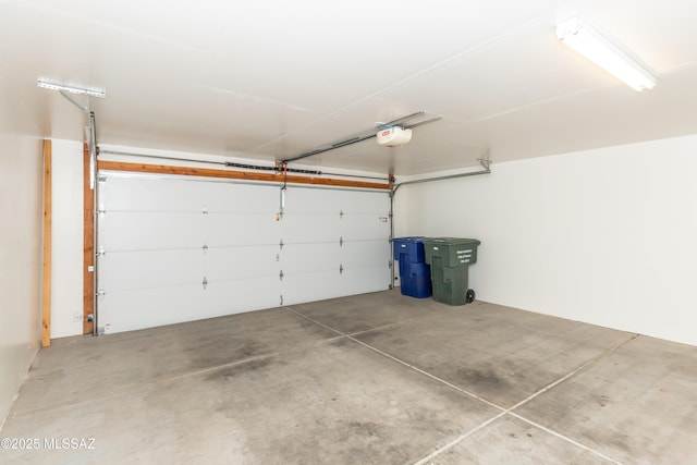 6591 S Avenida Santa Carolina, Tucson, AZ 85756 - garage with a garage door opener
