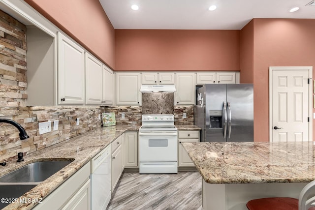 1497 W Carmel Pointe Dr, Oro Valley, AZ 85737 - kitchen featuring white appliances, a sink, light wood-style flooring, backsplash, and white cabinets