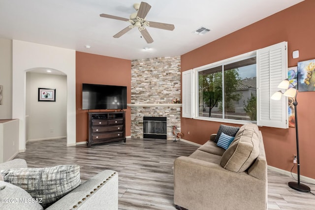 1497 W Carmel Pointe Dr, Oro Valley, AZ 85737 - living room featuring arched walkways, wood finished floors, ceiling fan, and baseboards