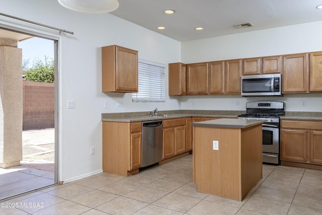 803 W Calle Muro Fuerte Dr, Sahuarita, AZ 85629 - kitchen featuring appliances with stainless steel finishes, a center island, light tile patterned floors, a sink, and recessed lighting