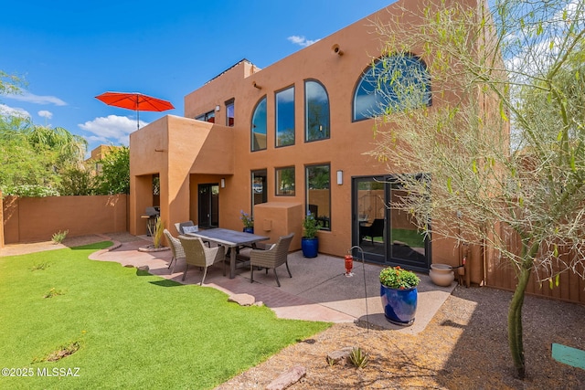 4296 N Rillito Creek Pl, Tucson, AZ 85719 - back of house with stucco siding and a patio area