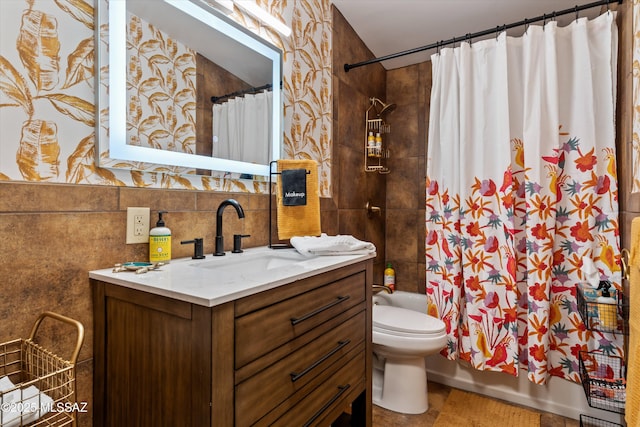 4631 E Bellevue St, Tucson, AZ 85712 - full bath featuring shower / bath combination with curtain, vanity, toilet, and tile walls