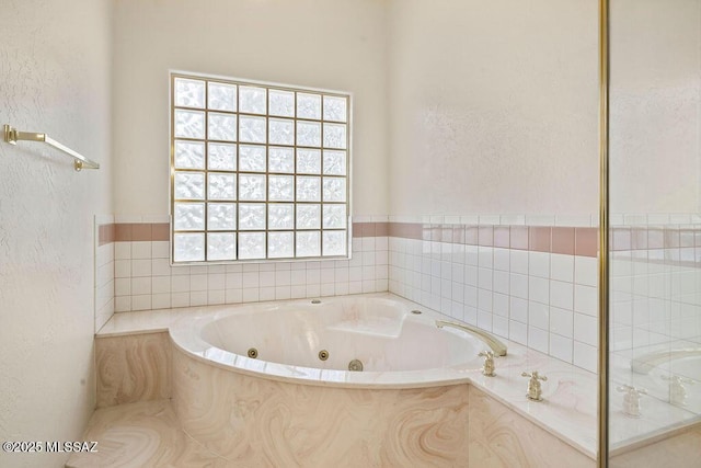11126 N Guava Dr, Oro Valley, AZ 85737 - full bath with a whirlpool tub
