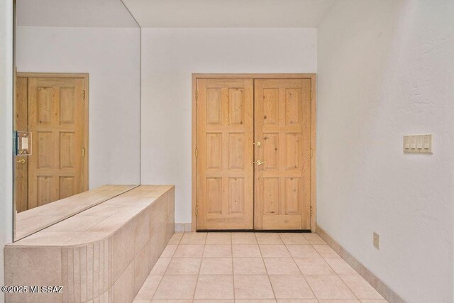 11126 N Guava Dr, Oro Valley, AZ 85737 - foyer with light tile patterned flooring and baseboards