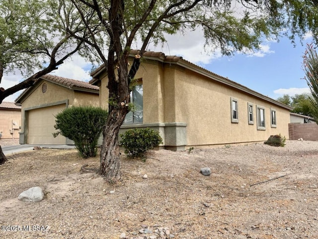 13704 E Via Valle De Lobo, Vail, AZ 85641 - view of side of property featuring stucco siding and a tiled roof