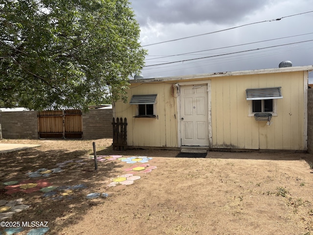 919 W 3rd Ave, San Manuel, AZ 85631 - view of outdoor structure with fence and a gate