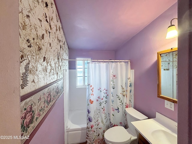 919 W 3rd Ave, San Manuel, AZ 85631 - full bathroom with toilet, shower / bath combo with shower curtain, and vanity