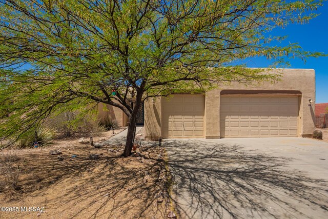 13940 E Hay Bale Trl, Vail, AZ 85641 - garage with concrete driveway