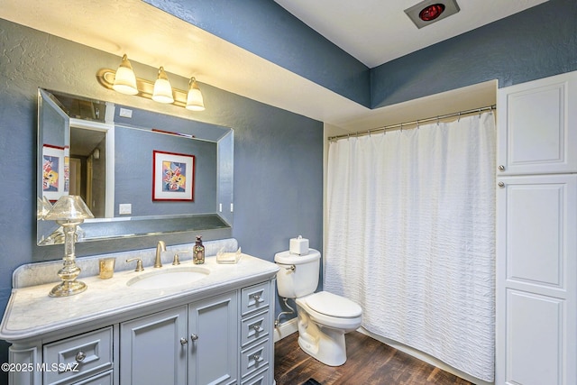 5800 N Placita Esplendora, Tucson, AZ 85718 - bathroom featuring a textured wall, wood finished floors, toilet, vanity, and curtained shower