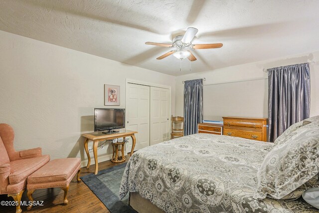 5800 N Placita Esplendora, Tucson, AZ 85718 - bedroom with wood finished floors, a closet, baseboards, and a ceiling fan