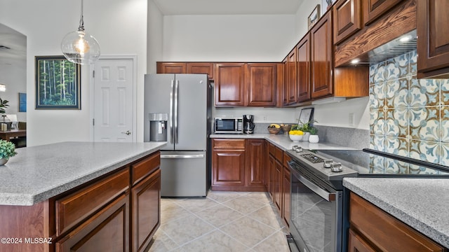15083 S Placita Rancho Verano, Sahuarita, AZ 85629 - kitchen with appliances with stainless steel finishes, decorative light fixtures, light tile patterned flooring, premium range hood, and light countertops