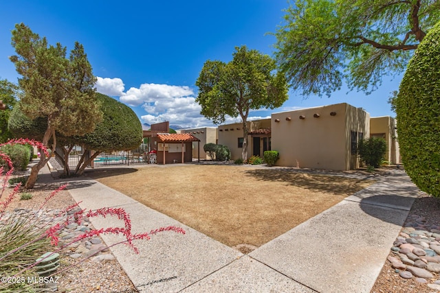 view of yard featuring a pool